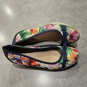K STUDIO Women's Multicolors Floral Wedge Heels w/Navy Trim - Size 7M